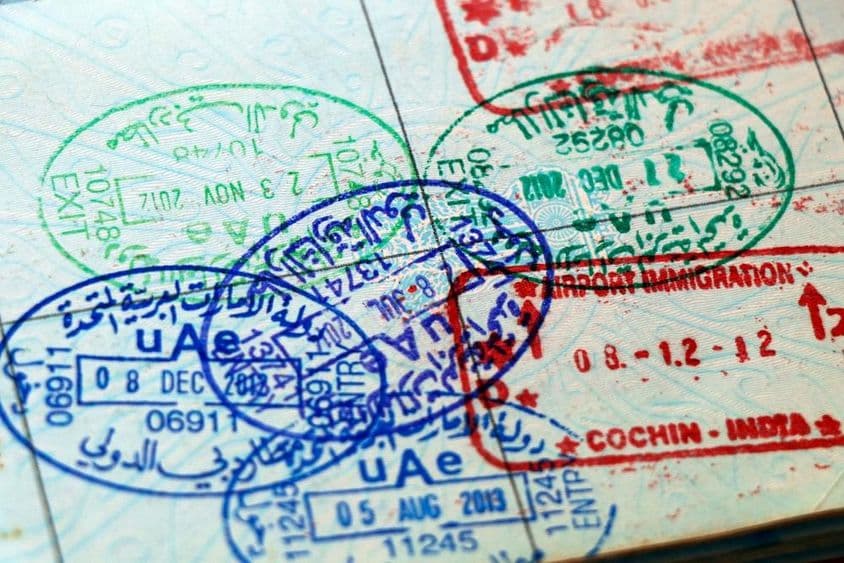 Egyesült Arab Emírségek és indiai hivatalos bélyegzők az útlevéloldalon.