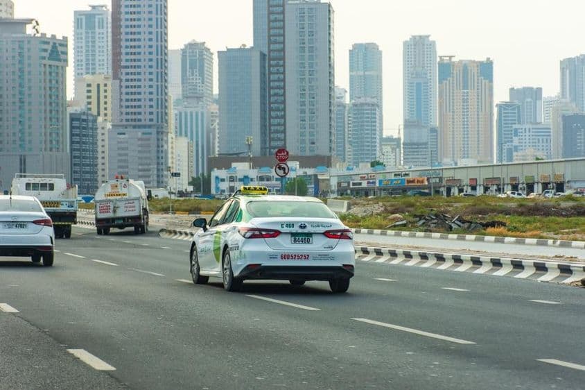 Aman taxi az úton Sharjah városában.