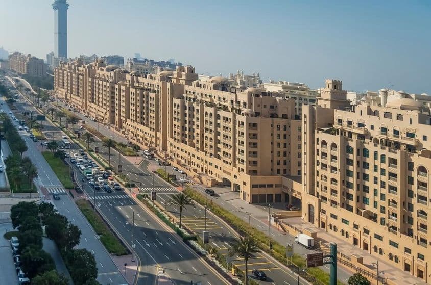 Palm Jumeirah, Shoreline Apartments út, nappal.