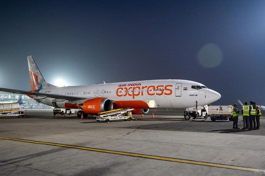 Felszállásra készül egy Air India Express repülőgép az újdelhi repülőtéren.