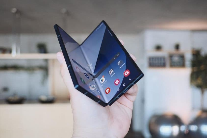 Samsung Galaxy Z Fold összecsukható okostelefont.