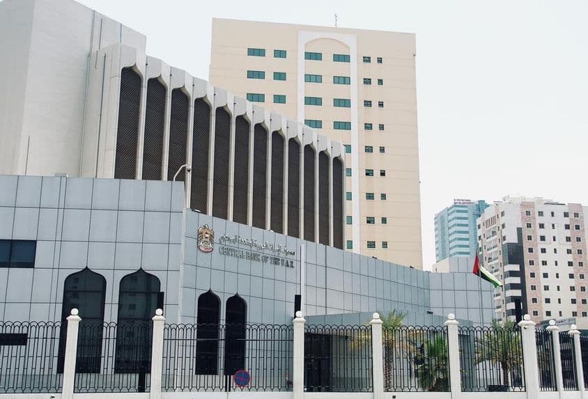 Egyesült Arab Emírségek Központi Bankjának épülete Sharjahban.