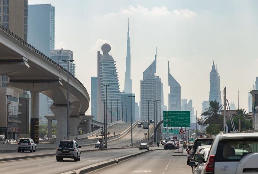 Sheikh Khalifa Bin Zayed utcáról, kilátással a Trade Centre negyed felhőkarcolóira.