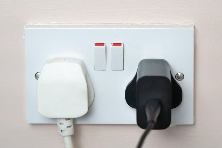 Angol konnektor a falban, kapcsolókkal.