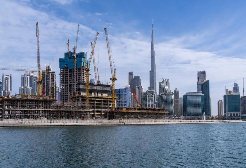 Daruk új lakások építése a Business Bay környékén Dubaiban.