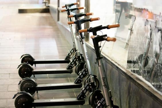 Ezüst/szürke elektromos bérelhető roller a Hooptól.