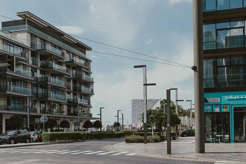 Az Al Mustaqbal utca utcaképe a Dubai City Walk-on modern apartmanokkal.