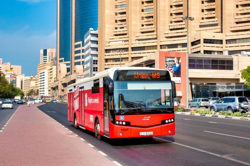 Tömegközlekedési busz Dubaiban.