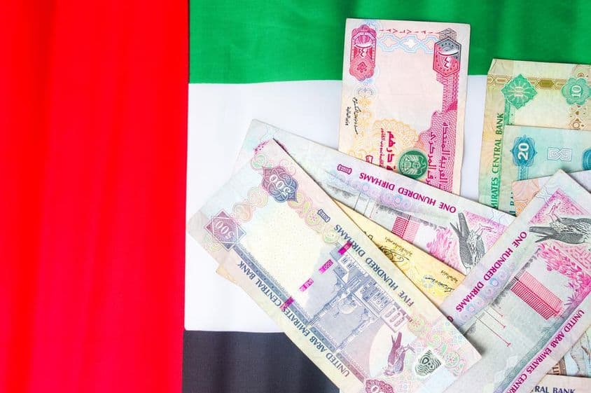Egyesült Arab Emírségek dirham bankjegyek a zászló tetején.