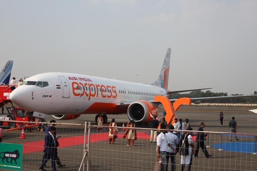Az AirIndia Express repülőgépe a Wings India kiállításán látható.