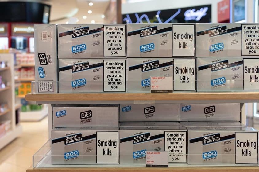 Cigaretta eladó a Dubai Nemzetközi Repülőtér vámmentes területén.