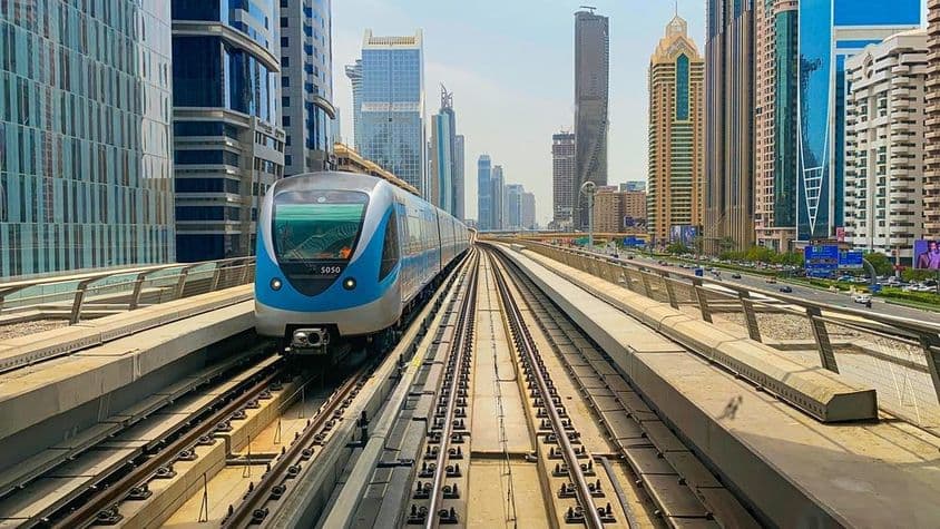 Dubai metró egy nyári napon.
