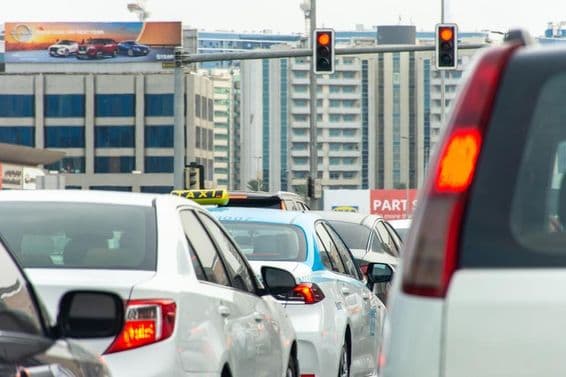 Forgalmi dugó Dubai városában.