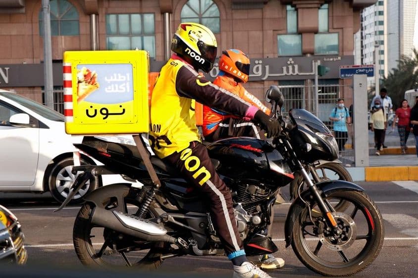 Dubai motoros futár.