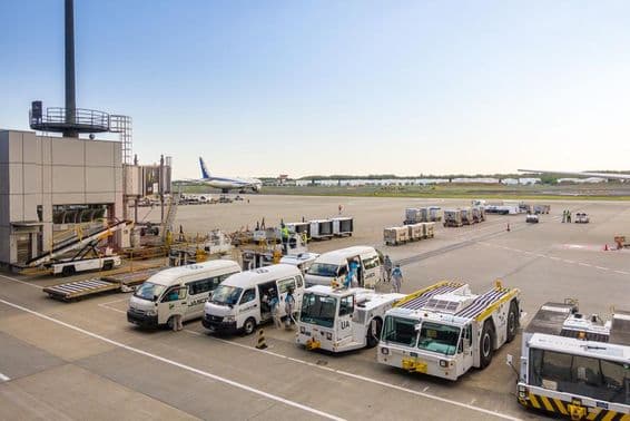 Repülőgép-földi kiszolgáló autók.