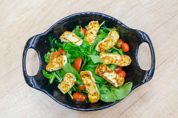 Sajtsaláta rukkolalevéllel és koktélparadicsommal.