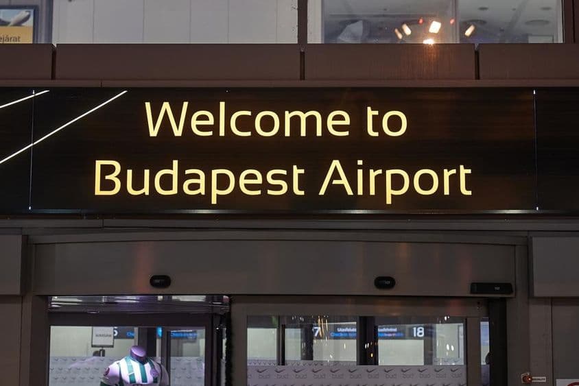 Üdvözlő tábla a Budapesti Liszt Ferenc Nemzetközi Repülőtéren Magyarországon.