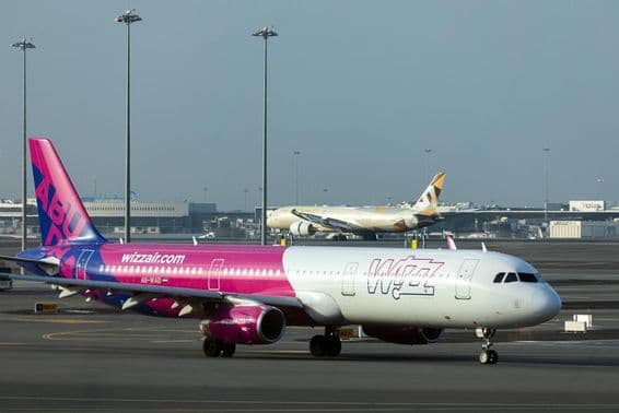 Wizz Air repülőgép az Abu Dhabi Nemzetközi Repülőtér kifutópályáján.