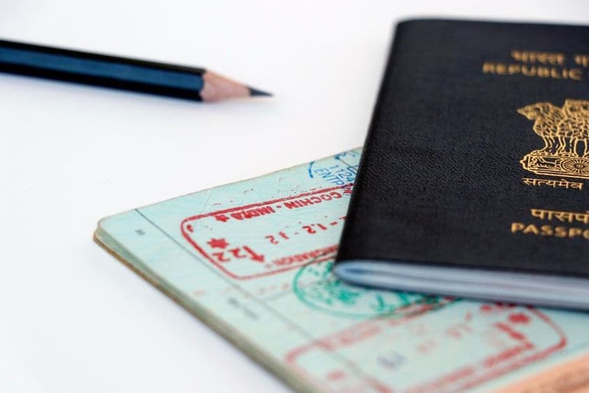 Egyesült Arab Emírségek és az indiai hivatalos bélyegzők az útlevéloldalon, arab és hindi nyelven.