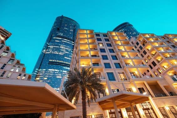 Abu Dhabi, Egyesült Arab Emírségek: Modern lakóépületek.