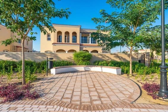 Gyermekjátszótér és sportterület a Serena Villa közösségben a Dubai Landben.