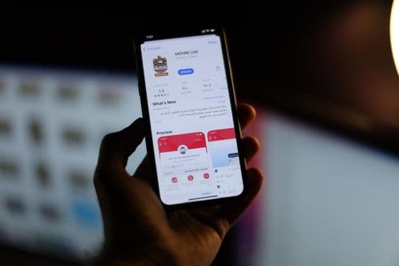 MOHRE app az okostelefon képernyőjén.