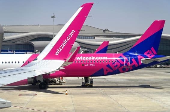 Airbus a321-es a Wizz Air légitársaságnál a Zayed nemzetközi repülőtéren.