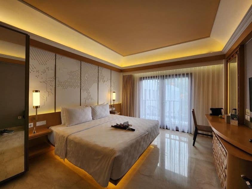 Luxus hotelszoba, modern klasszikus stílus, hangulatos környezet.