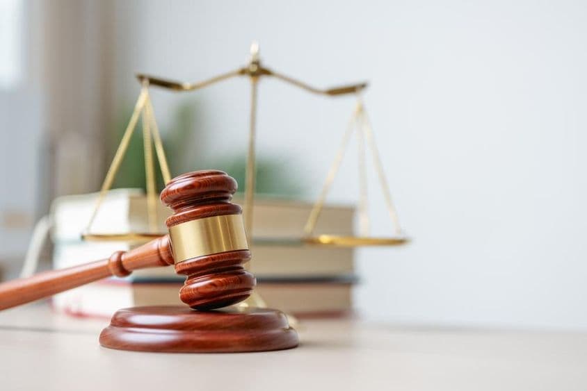 Egy fából készült kalapács egy fa alapon.