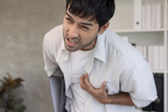 Szívrohammal járó mellkasi tünetek.