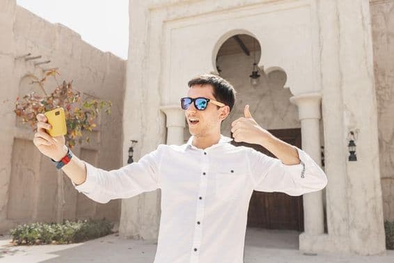 Férfi videót rögzít blogbejegyzésként a régi Bur Dubai Creek negyedben.