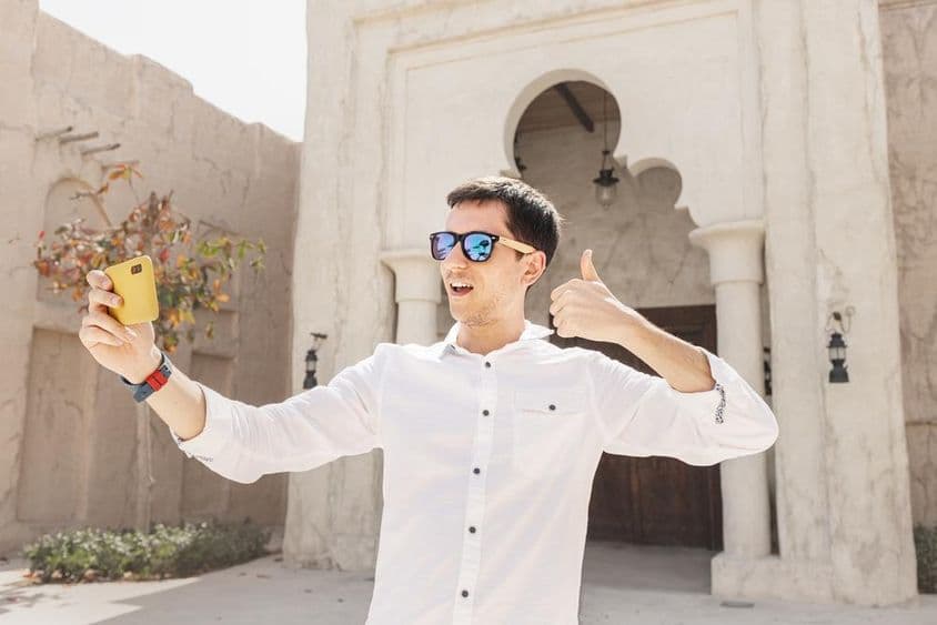 Férfi videót rögzít blogbejegyzésként a régi Bur Dubai Creek negyedben.