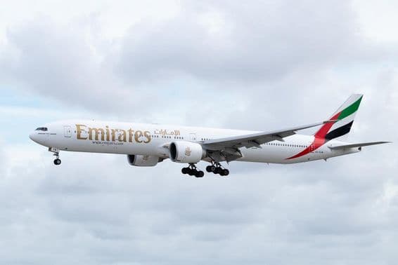 Emirates Boeing 777-31HER repülőgép a Miami Repülőtéren történő leszállás előtt.