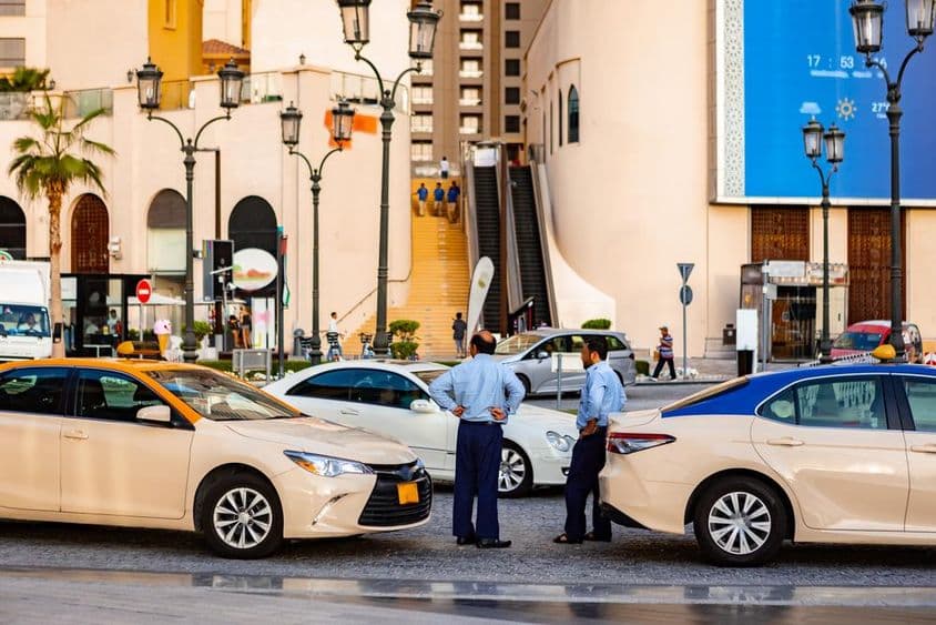 Taxik egy dubaji utcában.