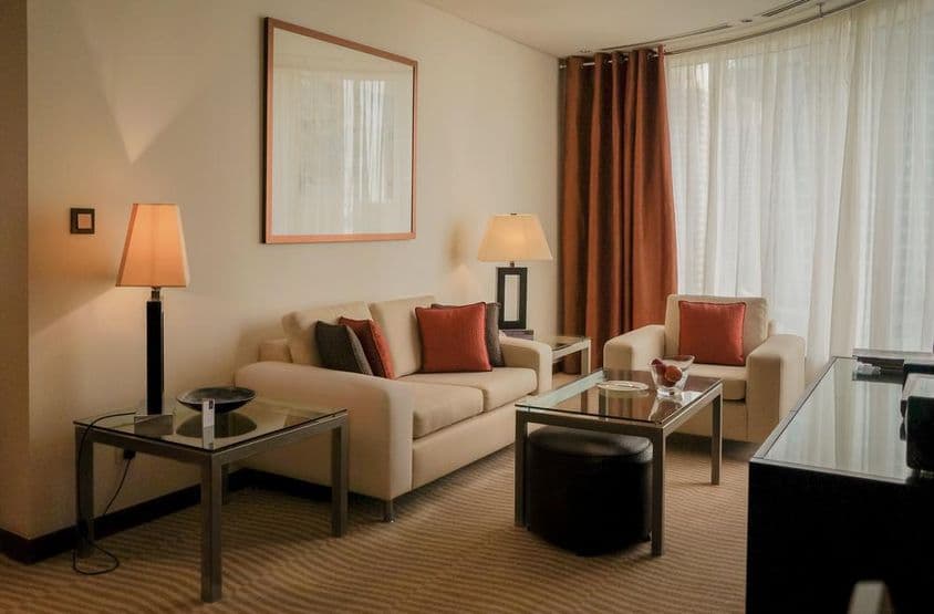 Modern és világos belső tér egy dubai lakásban.