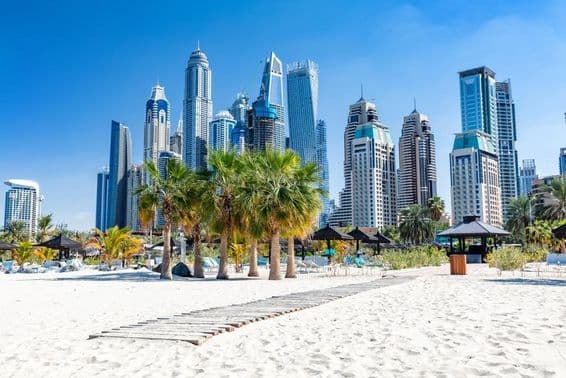 Dubai Jumeirah strand kikötői felhőkarcolókkal az Egyesült Arab Emírségekben.