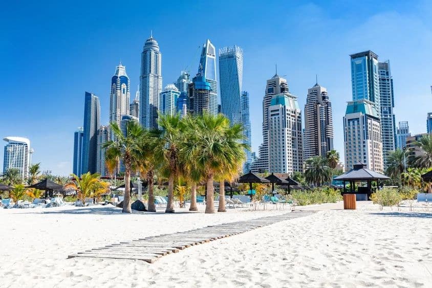 Dubai Jumeirah strand kikötői felhőkarcolókkal az Egyesült Arab Emírségekben.