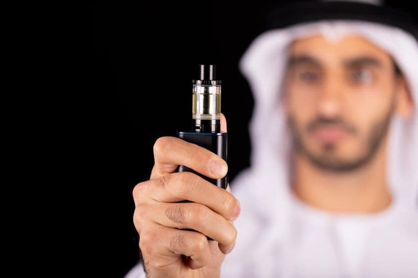 Arab férfi e-cigarettával.