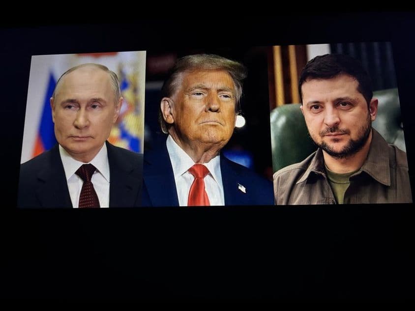 Donald Trump elnök, Volodimir Zelenszkij és Vlagyimir Putyin egymás mellett.