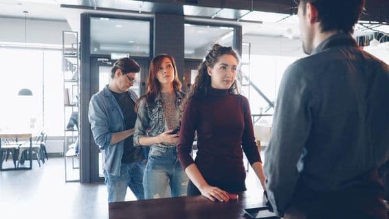 Sorban álló emberek.