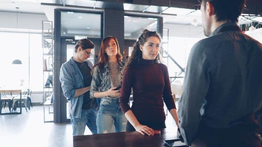 Sorban álló emberek.