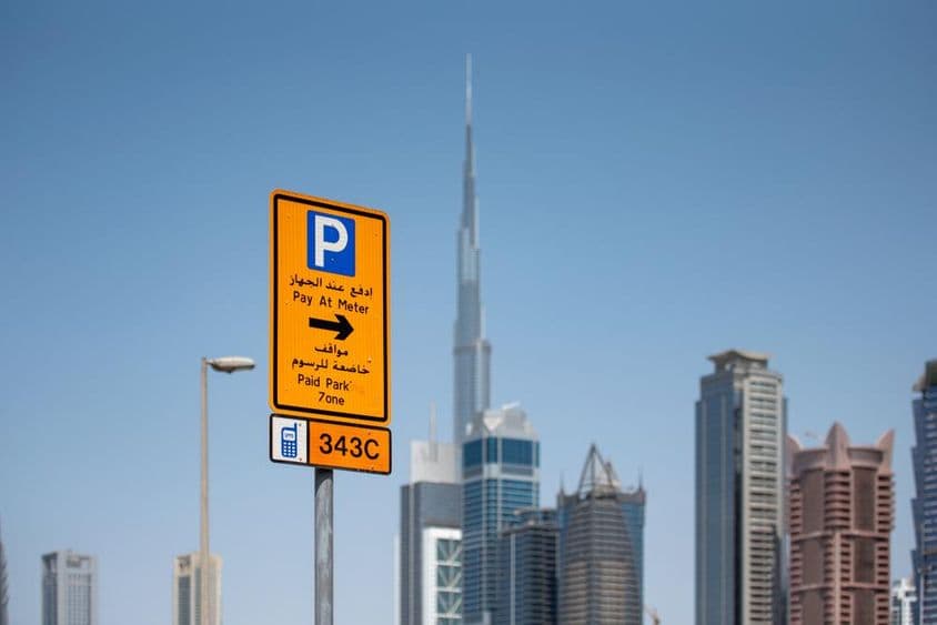 Dubai fizetős parkoló övezet jelzése.