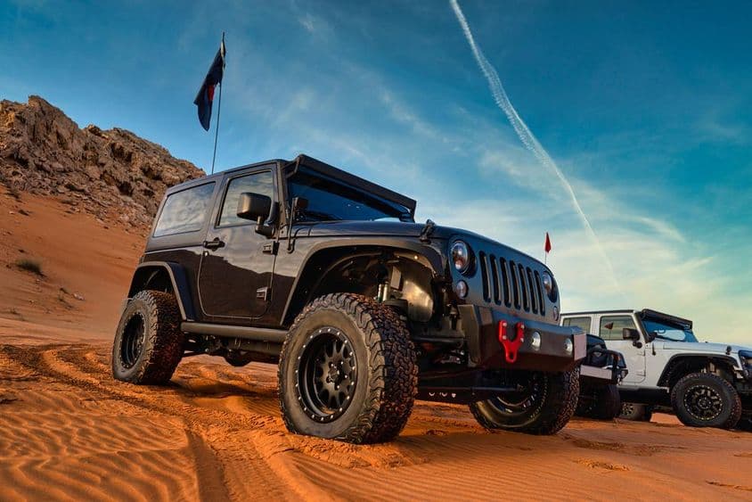 Jeep wrangler terepjáró kaland Dubai vörös sivatagában a homokdűnén.