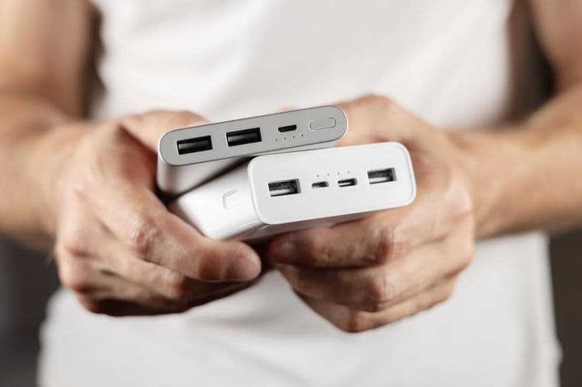 Két külső akkumulátor a kézben.