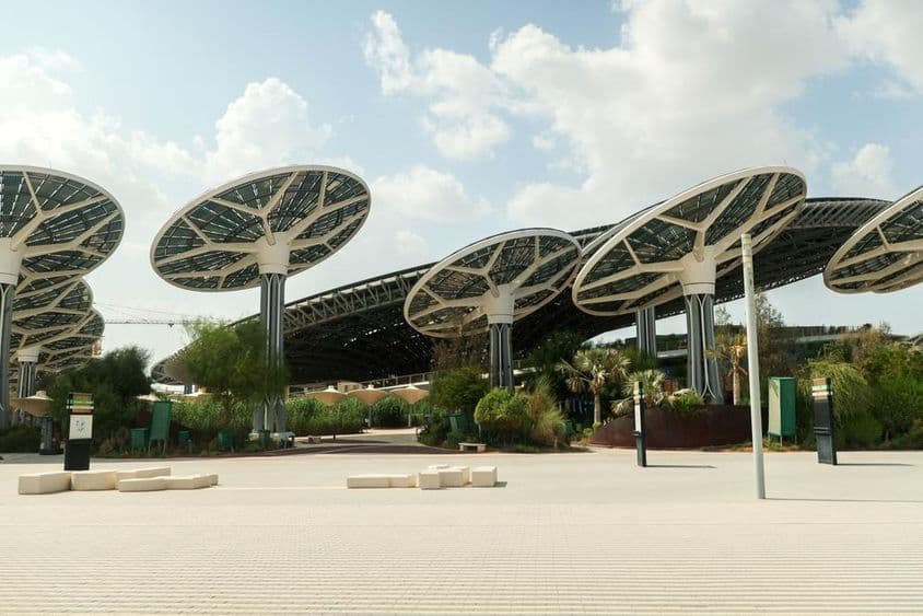 EXPO CITY DUBAI Solar panelek és magas struktúrák nyitott gombák formájában.