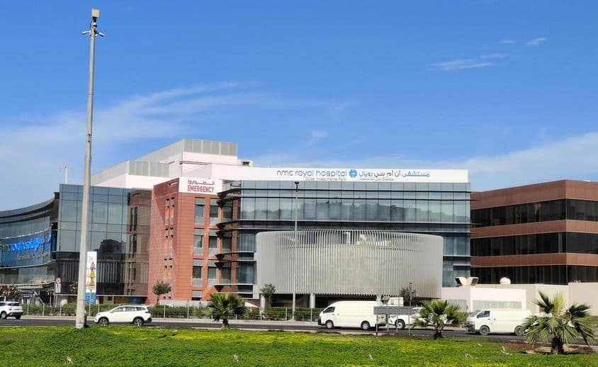 NMC Royal Hospital épület külső homlokzata.