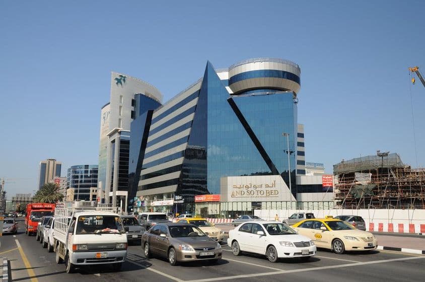 Utcakép Dubai új városában.