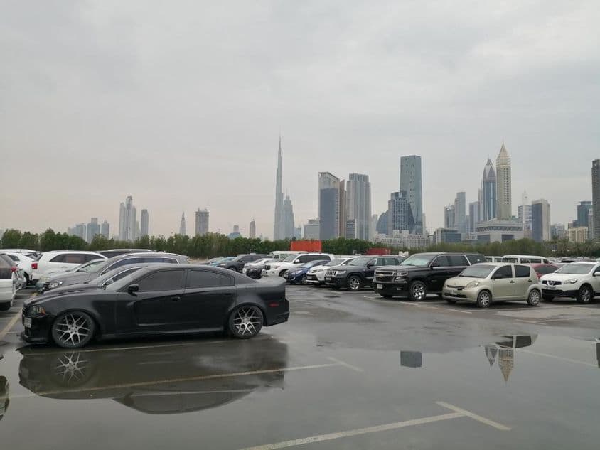 Eső után egy parkoló földjén a Dubai World Trade Center és a Burj Khalifa közelében.