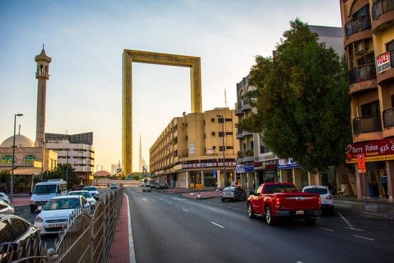 Az Al Karama régi negyed a magasba emelkedő Dubai Frame.