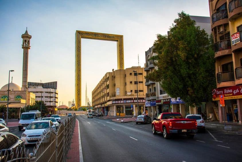 Az Al Karama régi negyed a magasba emelkedő Dubai Frame.